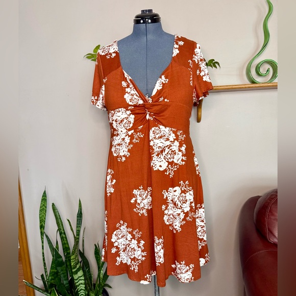 Socialite Dresses & Skirts - Socialite Curve Rust Floral Twist-Front Dress – Women’s 1X New Without Tags